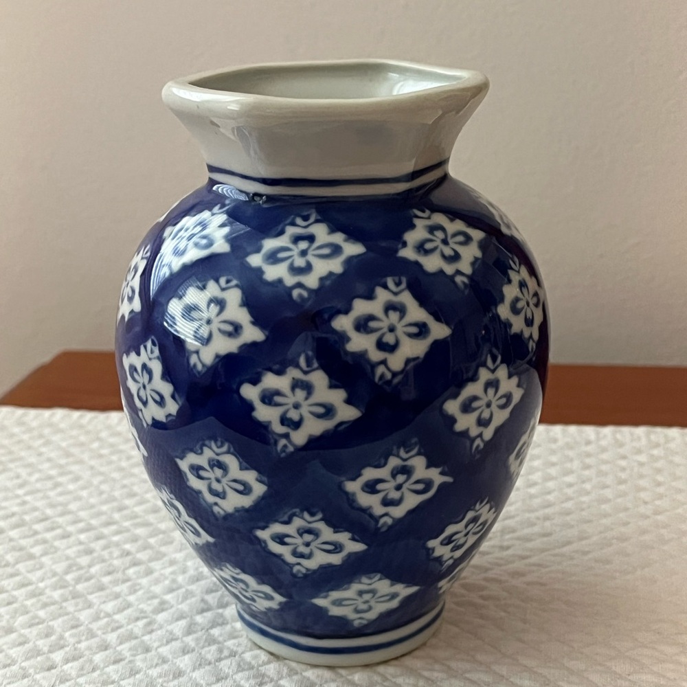 Silvestri Porcelain Cobalt Blue White Small Accent Vase - Picture 11 of 11